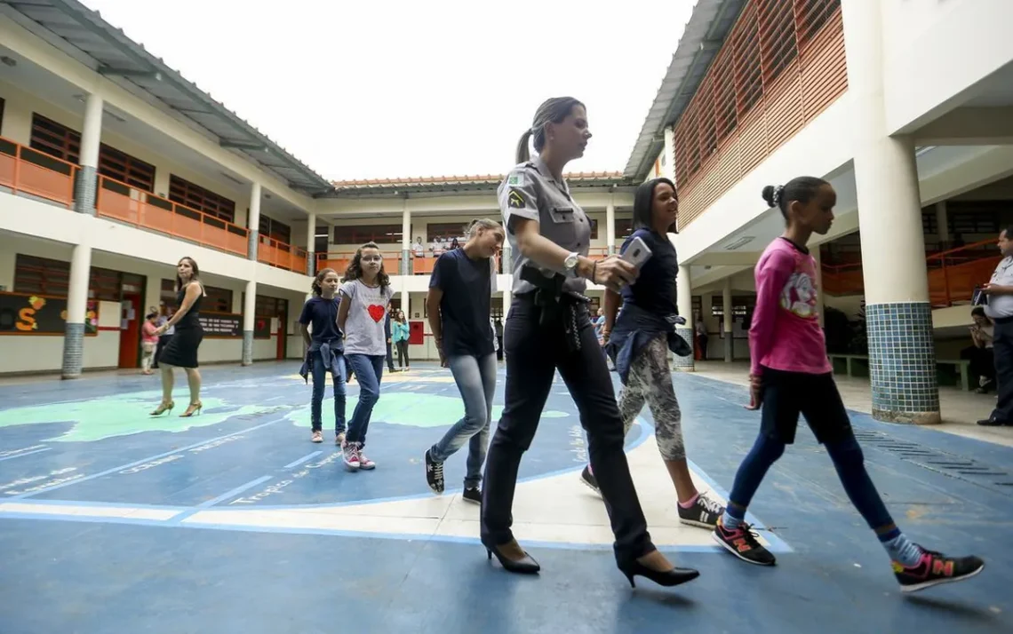 escolas, militares, instituições, cívico-militares, escolas, com monitoramento, policial;