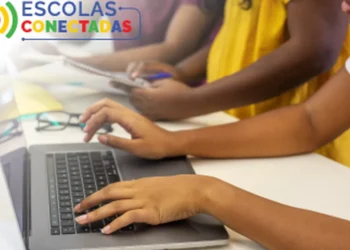 Politica de Inovação, Educação Conectada (PIEC), Estratégia Nacional de Escolas Conectadas;