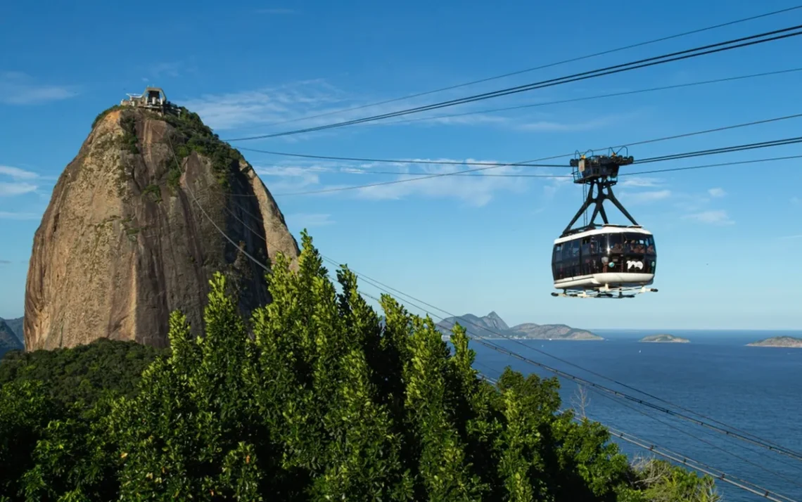 colaboração, aliança, cooperação;