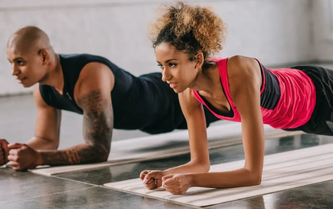 FORÇA E RESISTÊNCIA - Sem mover articulações: treino exige contração dos músculos (iStock/Getty Images) - Todos os direitos: @ Veja Abril