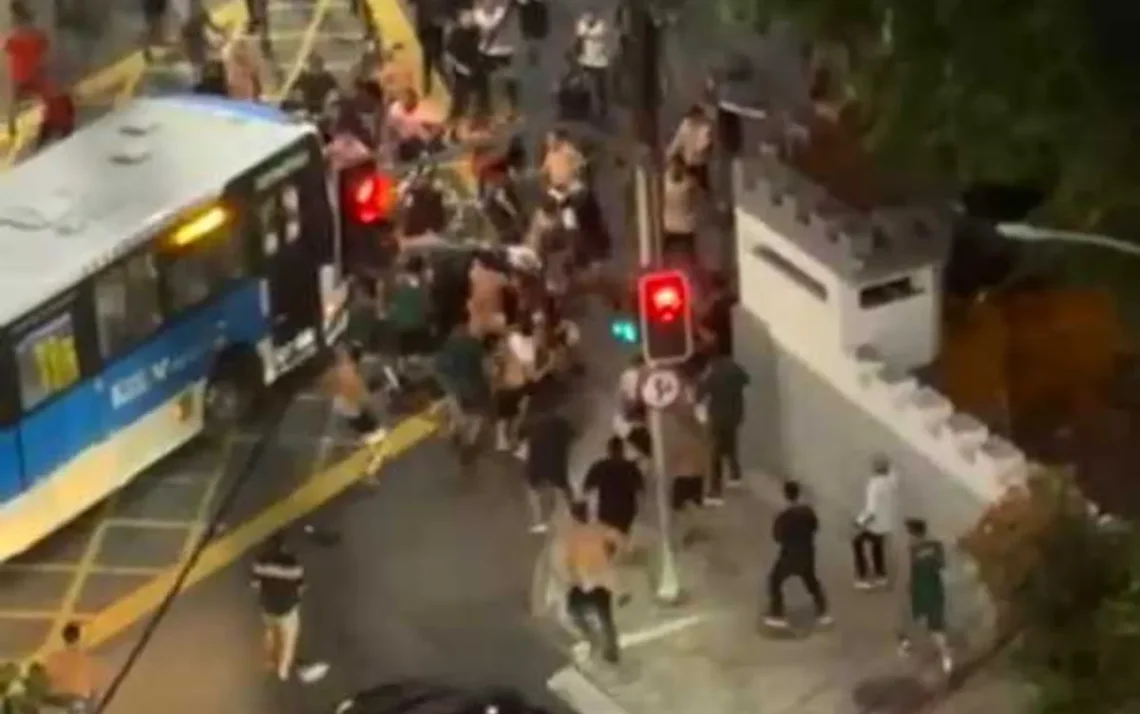 Torcedores de Flamengo e Fluminense brigam em rua próxima ao Maracanã antes do clássico - Todos os direitos: © GE - Globo Esportes