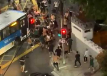 Torcedores de Flamengo e Fluminense brigam em rua próxima ao Maracanã antes do clássico - Todos os direitos: © GE - Globo Esportes