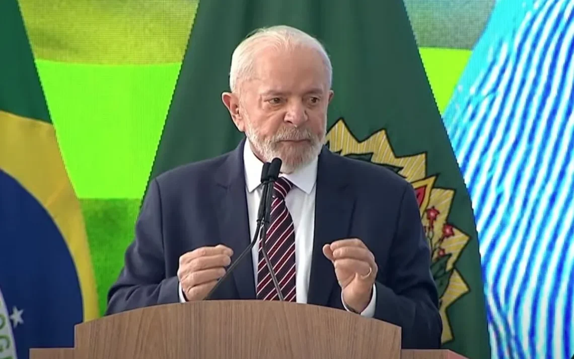 O presidente Lula durante discurso no Palácio do Planalto — Foto: Reprodução/Canal Gov Com baixos salários e falta de perspectiva de carreira, professores desistem da profissão - Todos os direitos: © G1 - Globo Mundo