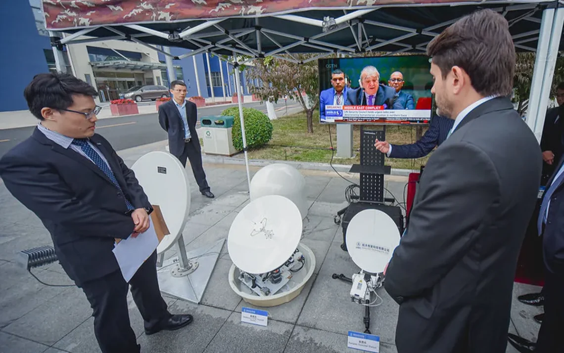 satélites, base espacial, serviço de Internet;